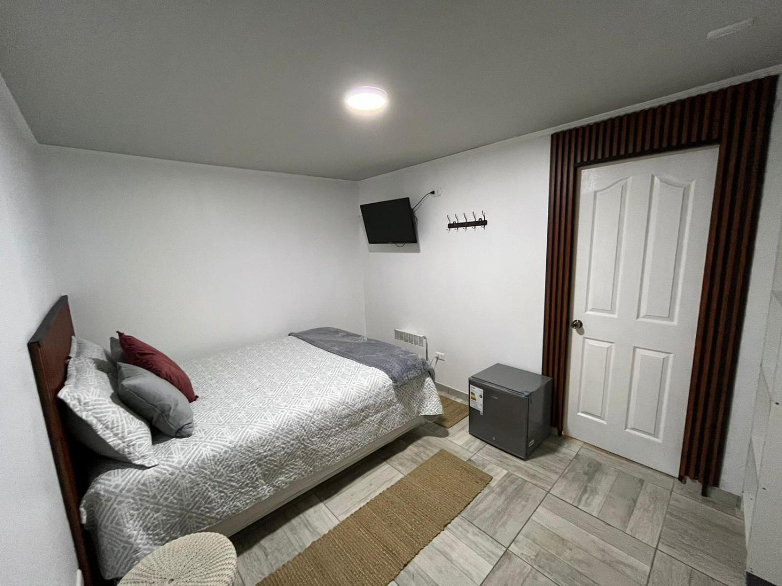 Отель Hostal Fenix Сантьяго Экстерьер фото